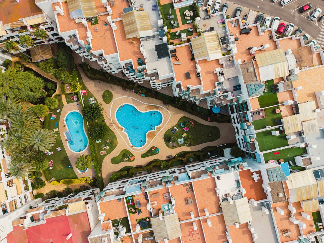 Vista aérea con dron de urbanización y piscinas, Milenial Immo, Roses